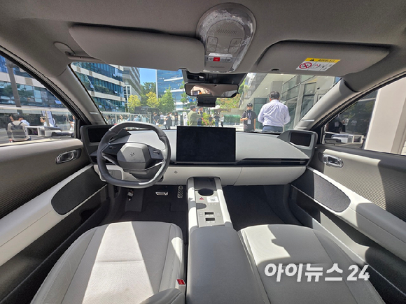 포티투닷(42dot) 사옥 정문 앞에 서 있는 아이오닉6 기반 SDV 테스트카. [사진=최란 기자]