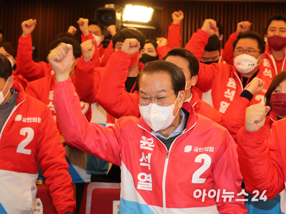 권영세 국민의힘 선거대책본부장이 10일 새벽 여의도 국회 도서관에 마련된 제20대 대선 개표상황실에서 윤석열 후보의 득표율이 역전되자 환호하고 있다. [사진=김성진 기자]