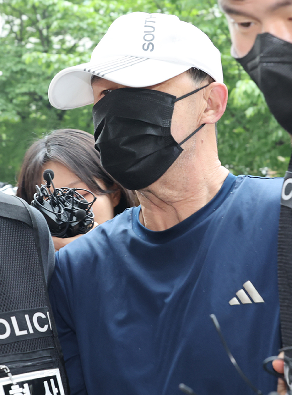 서울 지하철 5호선 열차 안에 불을 지른 60대 남성이 2일 영장실질심사를 위해 서울남부지법에 출석하고 있다. [사진=연합뉴스]