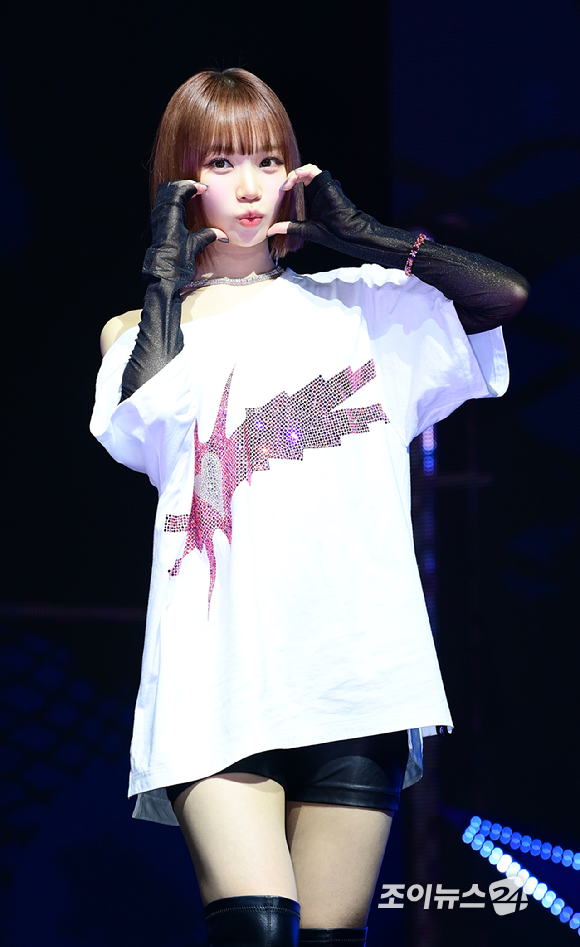 그룹 르세라핌(LE SSERAFIM) 김채원이 29일 오후 서울 광진구 광장동&nbsp;예스24라이브홀에서 열린 미니 4집 'CRAZY' 쇼케이스에 참석해 포즈를 취하고 있다. [사진=정소희 기자]