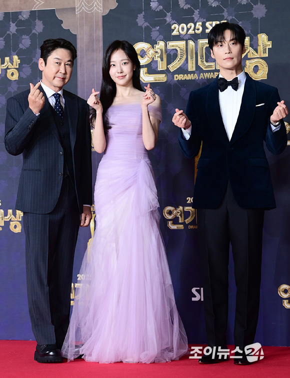 신동엽-채원빈-허남준이 31일 오후 서울 마포구 상암동 SBS 프리즘타워에서 열린&nbsp;2025 SBS 연기대상&nbsp;레드카펫 행사에 시상식 MC로 참석하고 있다. [사진=정소희 기자]