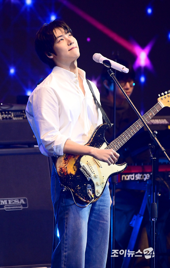 밴드 엔플라잉 이승협이 21일 오후 서울 송파구 잠실학생체육관에서 열린 '2026 JOY콘서트 - 보이스 오브 스프링(Voice of spring)'에서 멋진 무대를 선보이고 있다. [사진=정소희 기자]