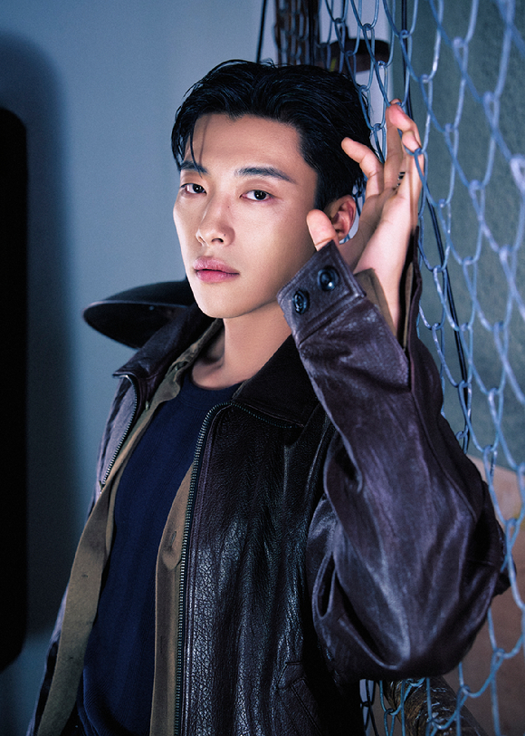 배우 우도환이 넷플릭스 시리즈 '사냥개들' 시즌2 화보 촬영에서 포즈를 취하고 있다. [사진=넷플릭스]