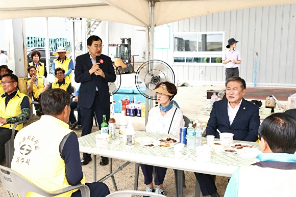 25일 주낙영 경주시장이 현곡면 DSC에서 열린 영농폐기물 수거‧분리 현장을 찾아 농촌지도자 임원들을 격려하고 있다. [사진=경주시청]