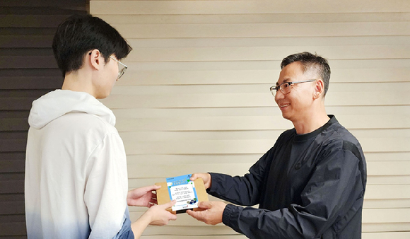 금호건설 임직원이 수능을 앞둔 자녀에게 수능 응원 선물을 전달하고 있다. [사진=금호건설]