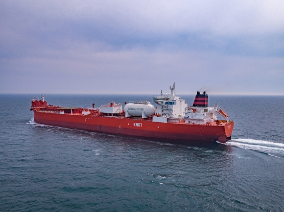 LNG, LPG를 추진연료로 사용할 수 있는 장비와 휘발성 유기화합물 복원 설비(VOC RS) 등 대우조선해양의 최신 친환경 기술이 대거 적용된 셔틀탱커의 운항 모습. [사진=대우조선해양]