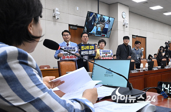 국민의힘 법사위원들이 8일 서울 여의도 국회에서 열린 법제사법위원회 전체회의에서 서영교 위원장에게 항의하고 있다. [사진=곽영래 기자]