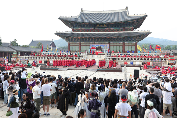 7일 서울 종로구 경복궁 근정전에서 열린 제1회 국악의 날 기념 '세종조 회례연'에서 관객들이 공연을 지켜보고 있다. [사진=연합뉴스]