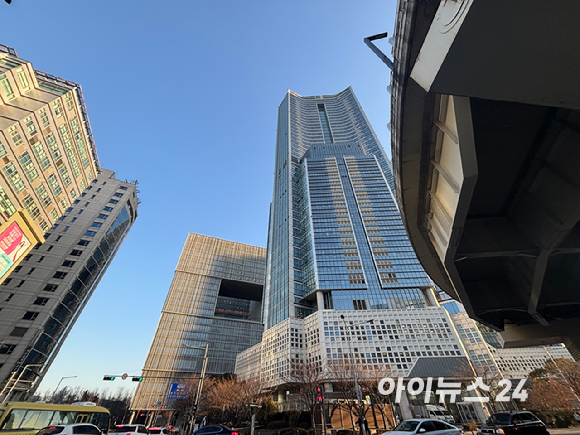 신용산역과 용산역 사이에 위치한 고가도로와 아파트들이 보이고 있다. [사진=김민지 기자]