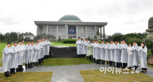 우원식 국회의장, 주호영 부의장, 이학영 부의장, 김병기 더불어민주당 원내대표, 서왕진 조국혁신당 원내대표 천하람 개혁신당 원내대표 등 참석자들이 17일 오전 국회 잔디마당에서 열린 제77주년 제헌절 기념 상징석 제막식에서 기념촬영을 하고 있다. [사진=곽영래 기자]