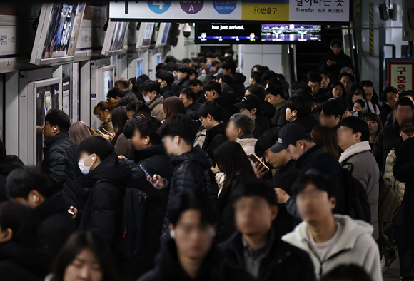 서울 지하철 1&middot;3&middot;5호선 종로3가역 내부에서 연기가 발생해 승객들이 대피하는 소동이 벌어졌다. 본 기사와 무관한 이미지. [사진=연합뉴스]