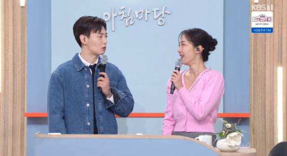 박철규 아나운서와 엄지인 아나운서가 '아침마당'에서 대화를 나누고 있다. [사진=KBS 방송화면 캡처]