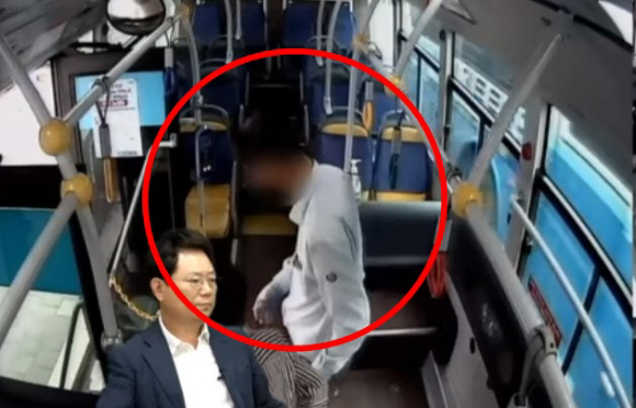 버스기사 A씨는 지난 6월 29일 오전 10시쯤 경남 창원시 부근에서 운행하던 중 정차로 인해 한 승객이 넘어지는 사고를 겪었다. 사고 당시 A씨는 넘어진 승객을 부축해 정류장 근처 약국까지 데려다 준 뒤 연락처를 줬지만, '뺑소니'로 신고당했다. [사진=유튜브 '한문철TV']