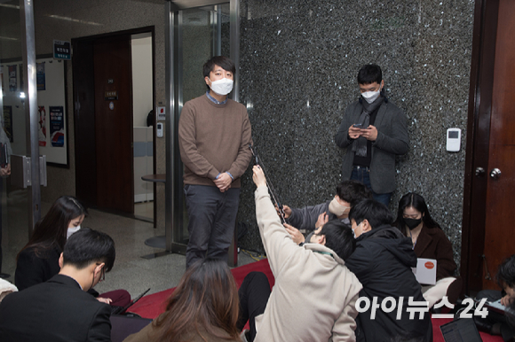 이준석 국민의힘 대표가 24일 서울 여의도 국회 당대표실 앞에서 박근혜 전 대통령 사면과 관련한 입장을 밝히고 있다. [사진=김성진 기자]