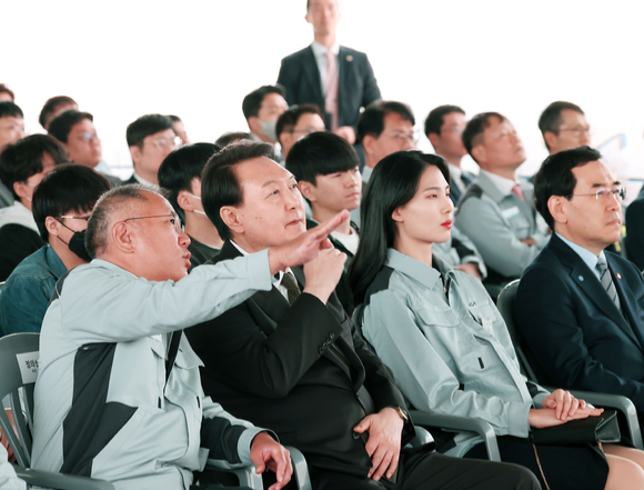 윤석열 대통령이 11일 경기도 화성 기아자동차 오토랜드 화성에서 열린 전기차 전용공장 기공식에서 정의선 현대자동차그룹 회장과 대화하고 있다. (대통령실통신사진기자단) 2023.04.11. [사진=뉴시스]