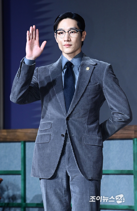 배우 변우석과 아이유가 6일 서울 조선팰리스 강남 호텔에서 진행된 MBC 금토드라마 '21세기 대군부인' 제작발표회에 참석하고 있다. [사진=정소희 기자]