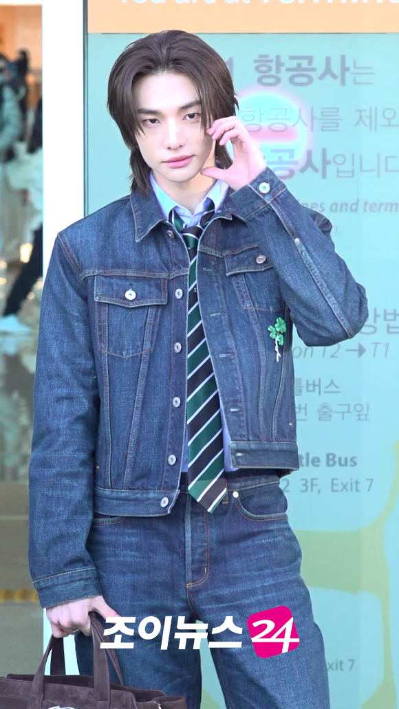 그룹 스트레이 키즈(Stray Kids) 현진이 20일 해외 일정 참석 차 인천국제공항을 통해 출국하고 있다. [사진=문수지 기자]