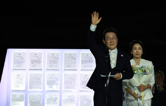 이재명 대통령과 김혜경 여사가 15일 서울 세종대로 광화문광장에서 열린 제21대 대통령 국민임명식 '광복 80년, 국민주권으로 미래를 세우다' 행사에서 국민 대표 80인으로부터 '빛의 임명장'을 받은 뒤 감사 인사를 하고 있다. 2025.8.1 [사진=연합뉴스]
