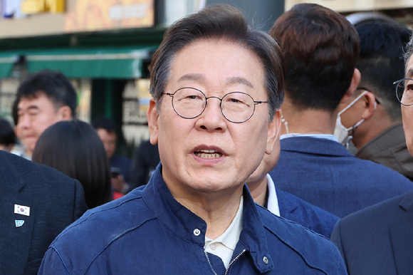 더불어민주당 이재명 대선 후보가 '골목골목 경청투어' 접경지역 방문 이틀째인 2일 강원도 인제군 원통전통시장에서 주민들을 만난 뒤 취재진의 질문에 답하고 있다. 2025.5.2 [사진=연합뉴스]