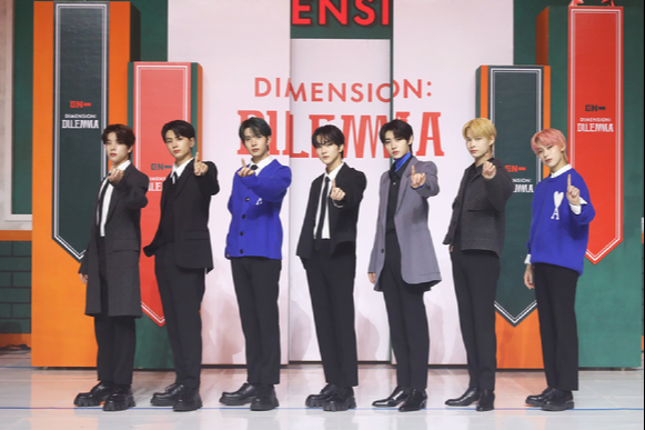 그룹 엔하이픈(ENHYPEN)이 12일 온라인으로 진행된 첫 번째 정규 앨범 'DIMENSION : DILEMMA' 발매 기념 쇼케이스에 참석해 포즈를 취하고 있다. [사진=빌리프랩]