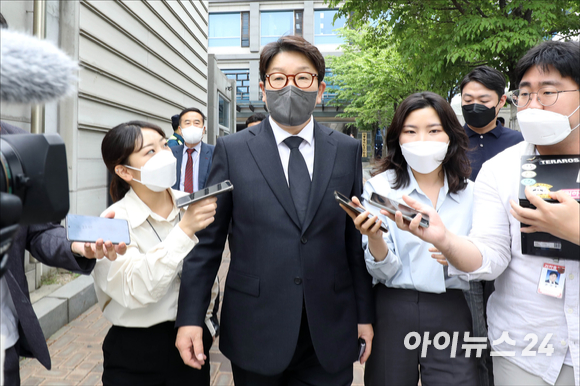 권성동 국민의힘 원내대표가 25일 오후 서울 종로구 통의동 대통령직인수위원회를 방문한 뒤 떠나고 있다. [사진=김성진 기자]