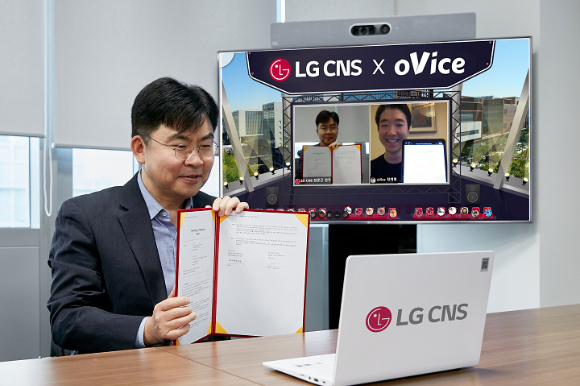 LG CNS DT사업부장 최문근 전무가 메타버스 공간에서 오비스 정세형 대표(TV화면 속 오른쪽)와 업무협약을 체결하고 기념촬영했다. [사진=LG CNS]