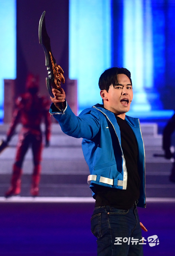 배우 이호원(호야)이 23일 오후 서울 목동아이스링크에서 열린 뮤지컬 '나 혼자만 레벨업 on ICE' 프레스콜에서 열연하고 있다. [사진=정소희 기자]