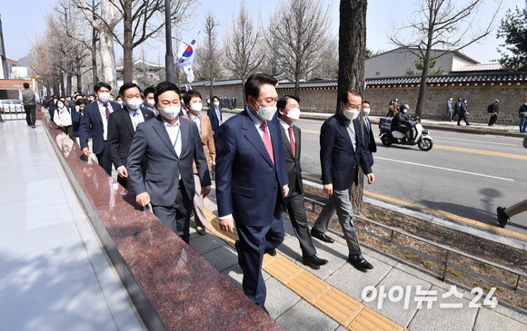 윤석열 대통령 당선인이 16일 오후 서울 종로구 통의동에 위치한 한 식당에서 점심 식사를 마친 후 안철수 인수위원장, 권영세 인수위 부위원장, 원희룡 기획위원장 등과 함께 산책을 하고 있다. [사진=김성진 기자]