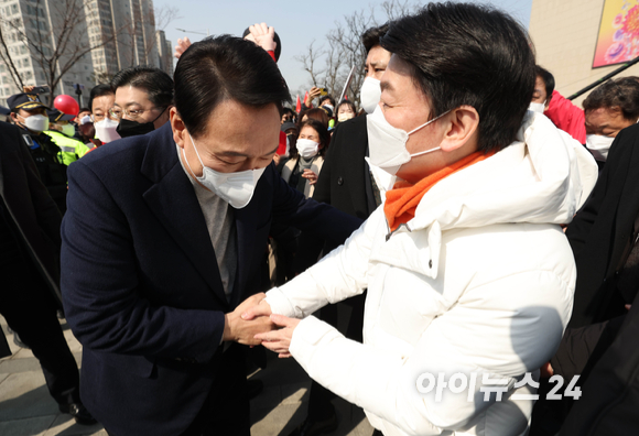 윤석열 국민의힘 대선 후보가 7일 경기도 하남시 신장동 스타필드 앞에서 열린 "시민이 행복한 나라, 시민이 주인 되는 나라" 선거 유세에서 현장에 함께해준 안철수 국민의당 대표와 악수하고 있다. [사진=국회사진취재단]