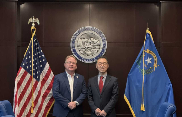 신승한 방송미디어통신위원회 시장조사심의관(오른쪽)이 8일(현지시간) 미국 네바다주 경제청사에서 토마스 제이번즈 경제청장과 면담 후 기념촬영하고 있다. [사진=방미통위]