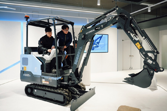 HD건설기계 직원들이 음성 글로벌교육센터에서 미니 전기굴착기에 탑승해 실습을 진행하고 있다. [사진=HD건설기계]