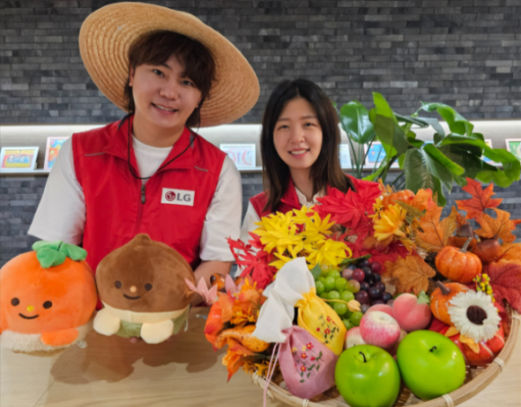 모델들이 LG헬로비전의 마음나눔 꾸러미를 소개하고 있는 모습. [사진=LG헬로비전]