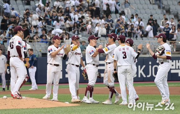 5일 오후 서울 고척스카이돔에서 열린 2023 KBO리그 NC 대 키움 경기가 2-0 키움의 승리로 끝났다. 키움 선수들이 기쁨을 나누고 있다. [사진=정소희 기자]