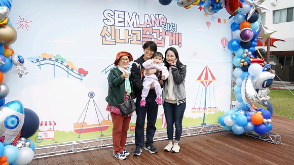 지난해 열린 삼성전기 어린이날 초청행사에서 참가자들이 놀이기구를 타고 있다. [사진=삼성전기]