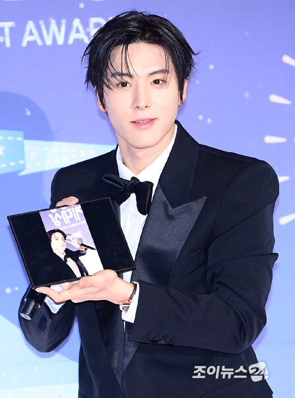 '아이돌 라디오' 더보이즈 에릭이 29일 오후 서울 마포구 MBC 사옥에서 열린 '2025 MBC 방송연예대상' 포토월 행사에 참석하고 있다. [사진=정소희 기자]