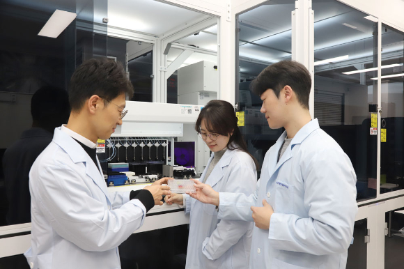 생명연 이대희 박사(왼쪽) 연구팀이 관련 실험을 하고 있다. [사진=생명연]