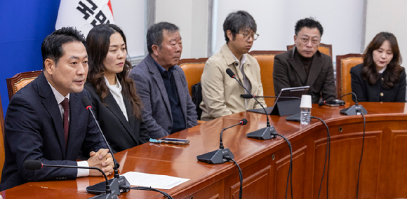 국민의힘 장동혁 대표가 30일 국회에서 12.29 여객기참사 유가족협의회 대표단을 만나 인사말을 하고 있다.