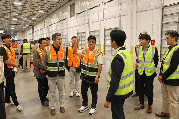 강병구 롯데글로벌로지스 대표이사(사진 가운데)가 현지시간 16일 DFW 풀필먼트센터 현장을 시찰하고 있다. [사진=롯데글로벌로지스]