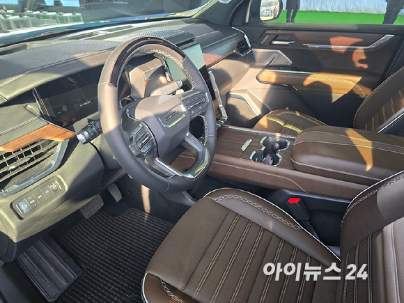 헥터 비자레알 GM 한국사업장 사장이 27일 경기도 김포시 한국타임즈항공에서 열린 'GMC 브랜드 데이'에서 발표하고 있다. [사진=김종성 기자]