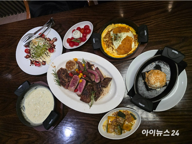 아웃백 직원이 오지 포터하우스 스테이크에 조니워커를 붓고 불을 붙이는 모습. [사진=구서윤 기자]