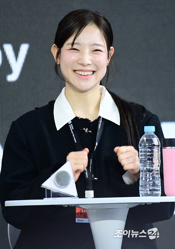 배우 김아영이 9일 부산 해운대구 영화의전당에서 열린 제31회 부산국제영화제 '세대유감' 오픈토크에 참석하고 있다. [사진=정소희 기자]