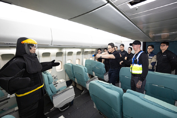 대한항공은 지난 15일부터 17일까지 사흘간 서울 강서구 대한항공 객실훈련센터에서 미국 글로벌 보안기업 액손(AXON) 주관 에어 테이저 전문 교관 양성 교육을 실시했다. [사진=대한항공]