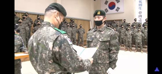 배우 서강준이 사단장 표창을 수여 받고 있다. [사진=백골부대 유튜브 채널]