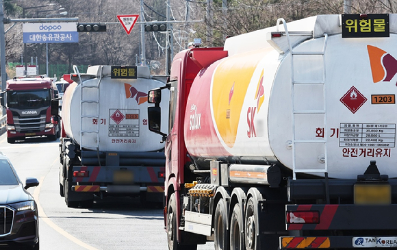 경기도 성남시 대한송유관공사 서울지사 앞에서 유조차가 분주하게 오가고 있다. [사진=연합뉴스]