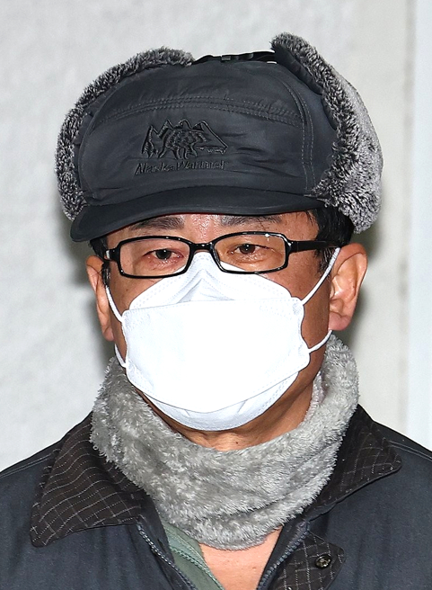 '12·3 비상계엄' 기획에 관여한 혐의로 구속된 노상원 전 국군정보사령관이 24일 오전 서울 은평구 서울서부경찰서에서 검찰로 송치되고 있다. 2024.12.24 [사진=연합뉴스]