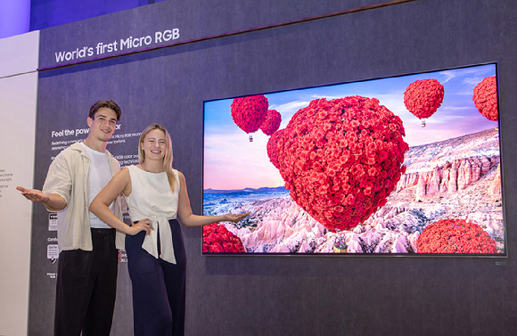 삼성전자가 오는 5~9일(현지시간) 독일 베를린 '메세 베를린'에서 열리는 유럽 최대 가전전시회 'IFA 2025'에 앞서 삼성전자 전시관이 마련된 '시티큐브 베를린' 건물 외관에 '삼성 AI 홈'을 강조하는 옥외 광고를 진행하고 있다. [사진=삼성전자]