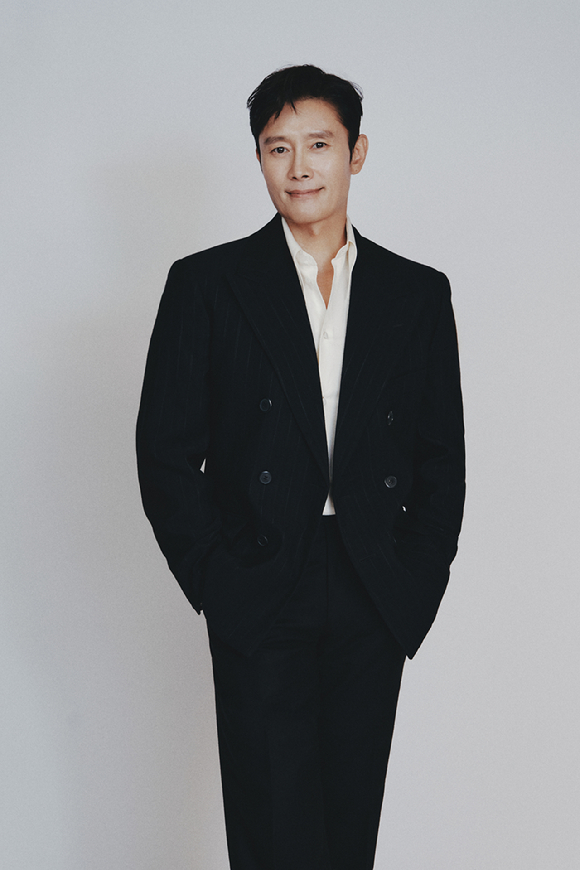 배우 이병헌이 영화 '어쩔수가없다' 인터뷰에 앞서 포즈를 취하고 있다. [사진=BH엔터테인먼트]