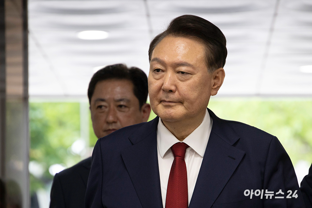 12·3 비상계엄과 관련해 특검의 수사를 받는 윤석열 전 대통령이 두 번째 구속 전 피의자 심문(영장실질심사)을 받기 위해 지난 9일 오후 서울 서초구 중앙지법으로 출석하고 있다. [사진=사진공동취재단]
