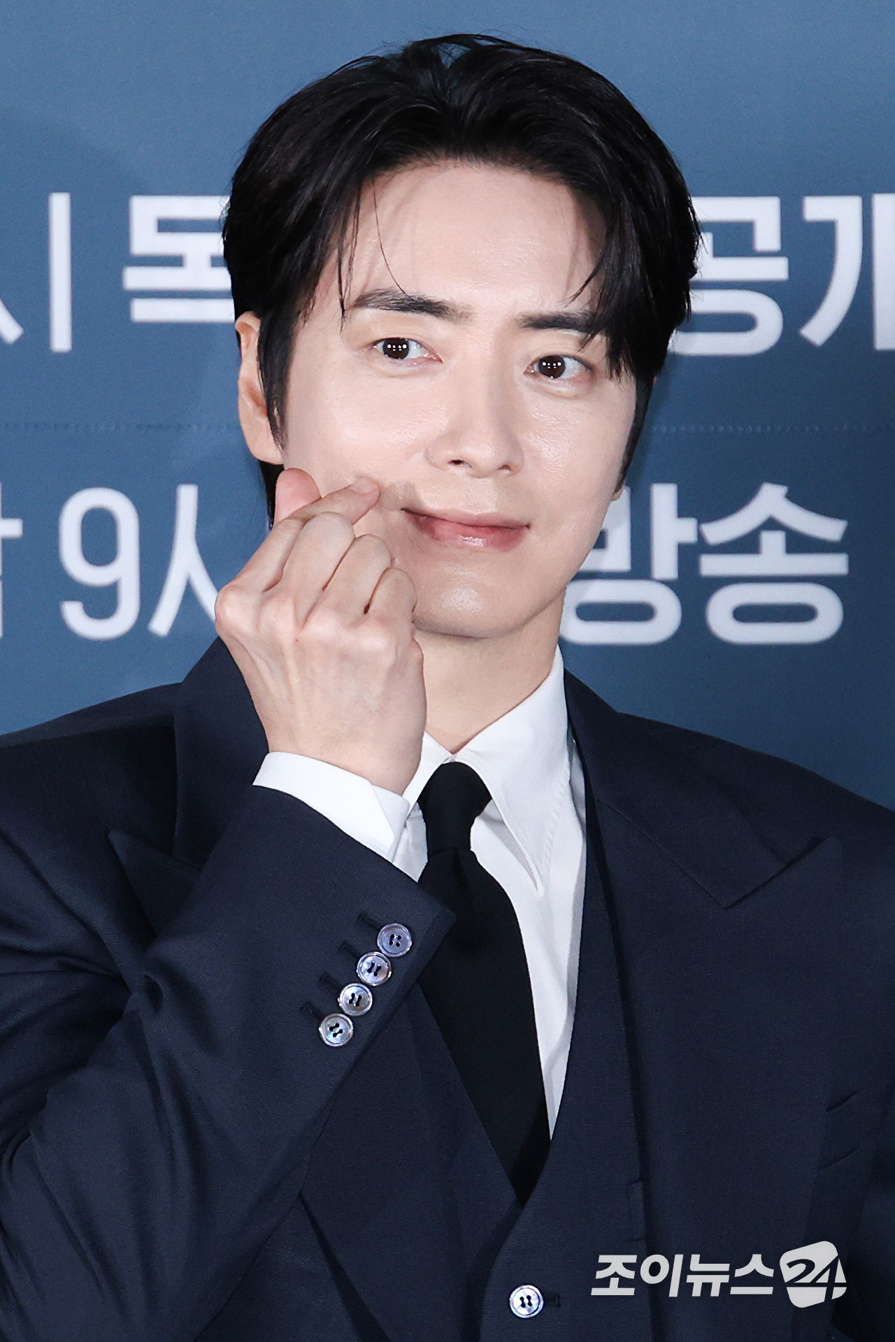 배우 이준혁이 8일 오전 서울 용산구 CGV 용산아이파크몰점에서 진행된 티빙 오리지널 '로또 1등도 출근합니다' 제작발표회에 참석해 포즈를 취하고 있다. [사진=문수지 기자]