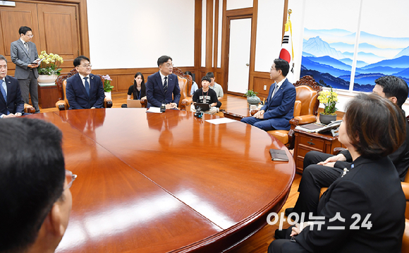 조정식 국회의장이 27일 서울 여의도 국회에서 조국혁신당 신장식 당대표와 신임 지도부 등을 만나 대화를 하고 있다. [사진=곽영래 기자]